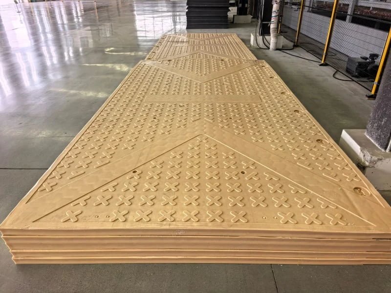 Locking connection joining cellular core heavy-duty ground protection mats