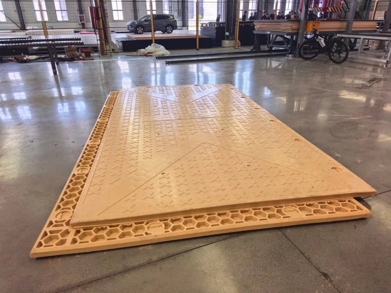 Sealed cellular-core structure of a heavy-duty composite ground protection mat