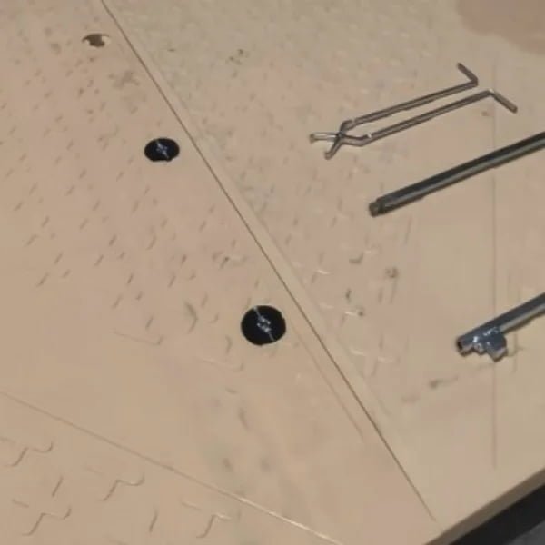 Cross-ribbed structure inside a hollow-core composite mat